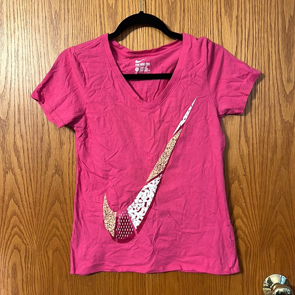 V-neck Nike pink T-shirt with swoop